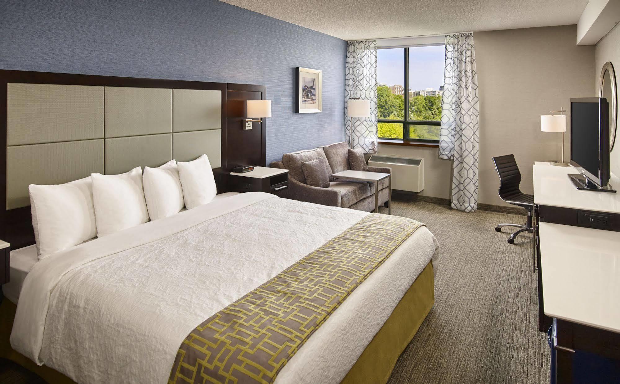 Waterfront Hotel Downtown Burlington Exterior photo