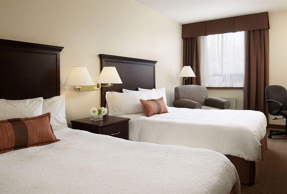 Waterfront Hotel Downtown Burlington Room photo